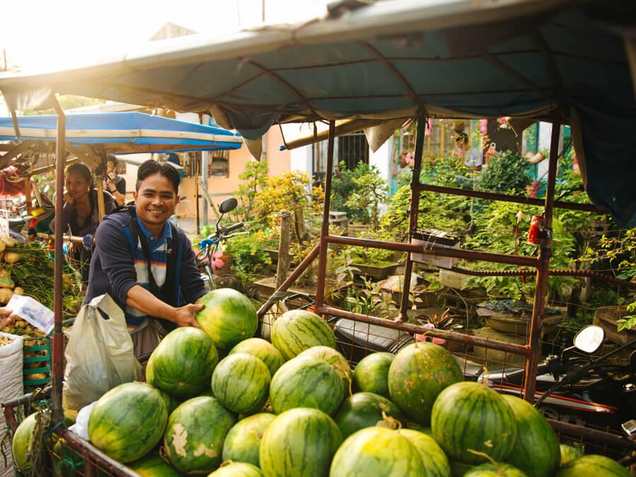 Quầy bán dưa ngoài chợ vào buổi sáng