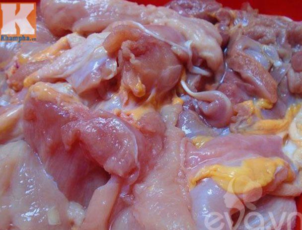 Thịt gà làm sạch rồi thái miếng mỏng vừa ăn