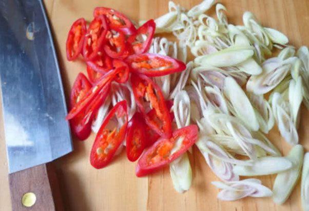 Sả và ớt thái mỏng