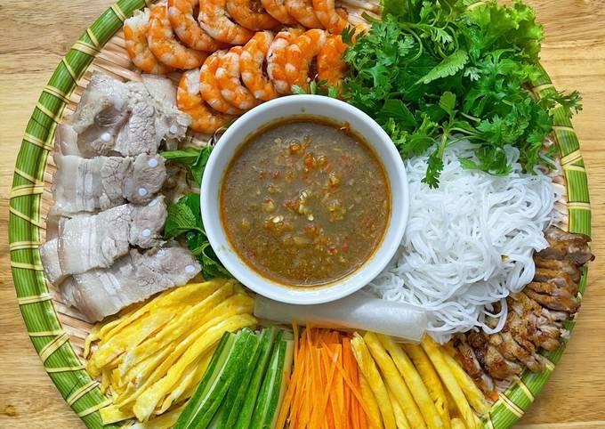 Bánh tráng cuốn chấm mắm nêm