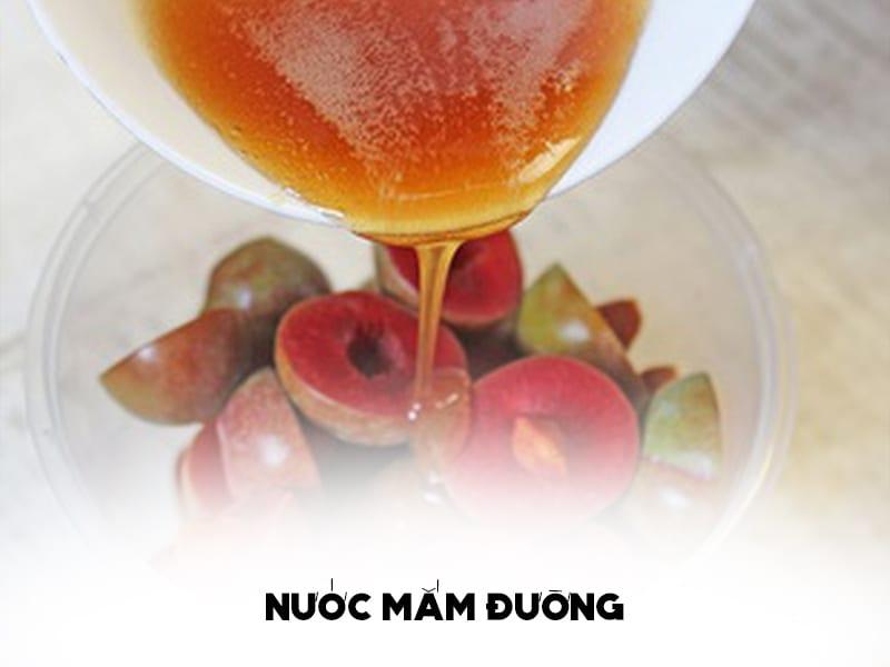 Xoài chấm nước mắm đường là món ăn quen thuộc với nhiều người Việt Nam
