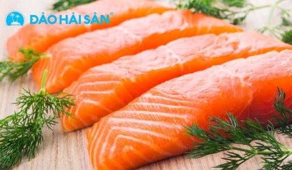 Cá hồi chứa nhiều chất dinh dưỡng như protein, vitamin B12, vitamin D, Kali, sắt, omega-3