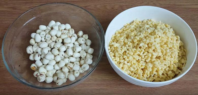 Cách nấu chè hạt sen đậu xanh: Ngâm hạt sen và đậu xanh