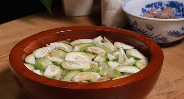 Ngâm cà pháo với nước muối