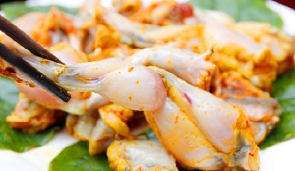 Ướp thịt ếch với các gia vị