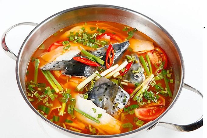 Cách nấu lẩu đầu cá hồi măng chua có vị chua nhẹ đặc trưng của măng
