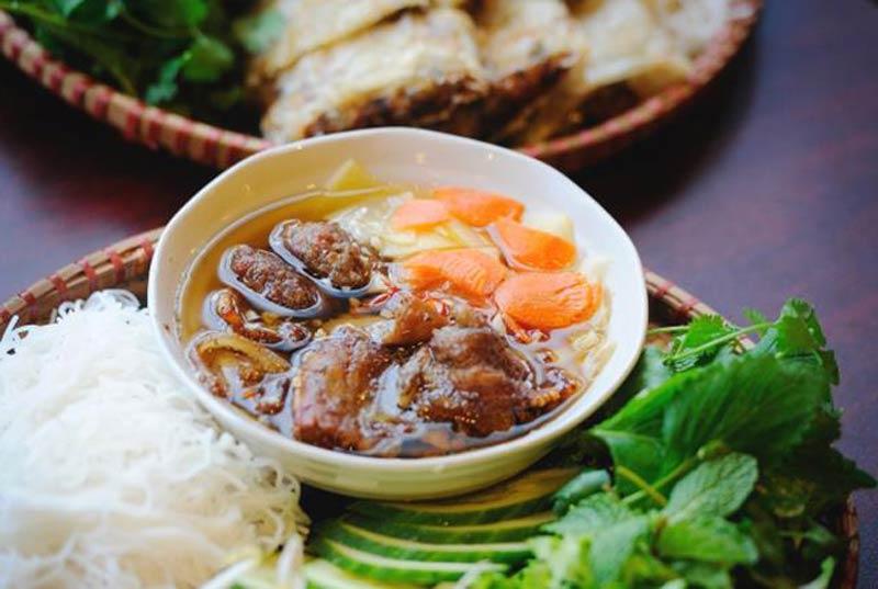 Pha nước chấm bún chả