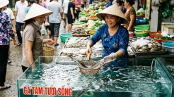 Khách hàng đang tham khảo mức giá cá tầm tươi sống tại một khu chợ hải sản sầm uất ở Việt Nam