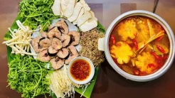 Nồi lẩu cá tầm miền Bắc bốc khói nghi ngút với nước dùng trong vắt, cà chua đỏ rực và những lát cá tươi ngon