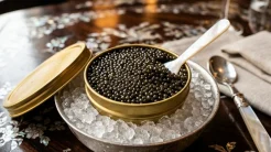 Cận cảnh hộp trứng cá đen thượng hạng, minh họa trực quan cho lý do tại sao trứng cá tầm đắt đỏ nhất thế giới